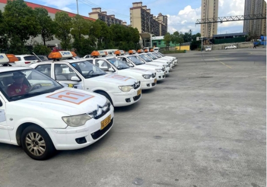 昨天去练手动挡科三，又一次被骂哭了！！

连教练都对我无语了！！！我家车是手动挡