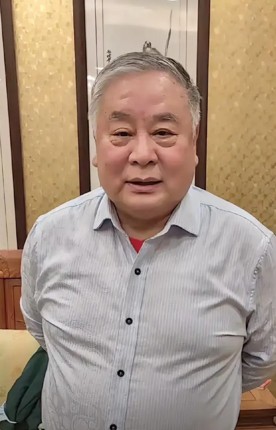 相声演员赵炎近照曝光：胖的连耳朵都没了，四方大脸，白眉毛，一看就是长寿相。

老