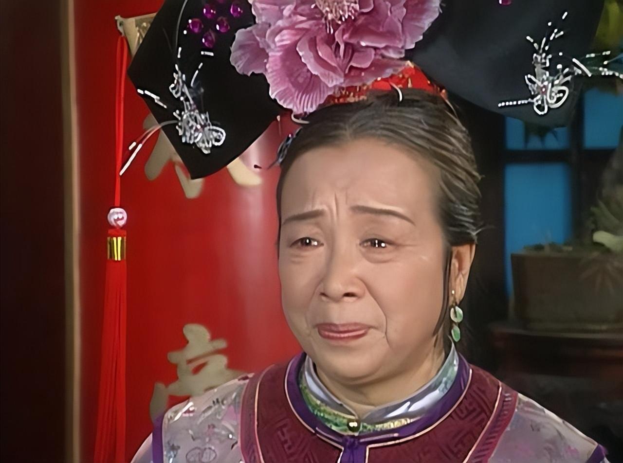 1998年《还珠格格》开播，有一天李明启老师晚饭后跟老伴出来压马路，她正走着隐隐