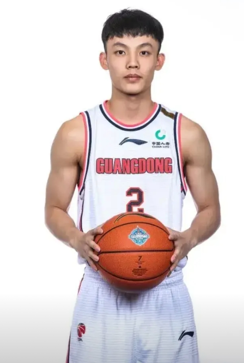 徐杰在打过CBA联赛十七轮后，出场时间是国内球员中不算最长时间的！
    很多