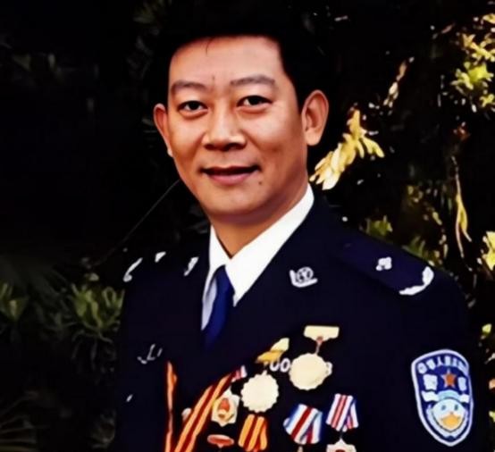 缉毒警察身份暴露 遭毒贩追杀

                        