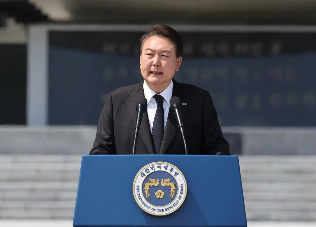 韩国荒诞的“戒严”草草收场了，当很多人认为尹锡悦这次“彻底玩完”之际，突然出现了