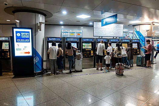 云南，一外籍女子因着急回国，于是随便找了一家银行，将自己的40万现金存了起来。1