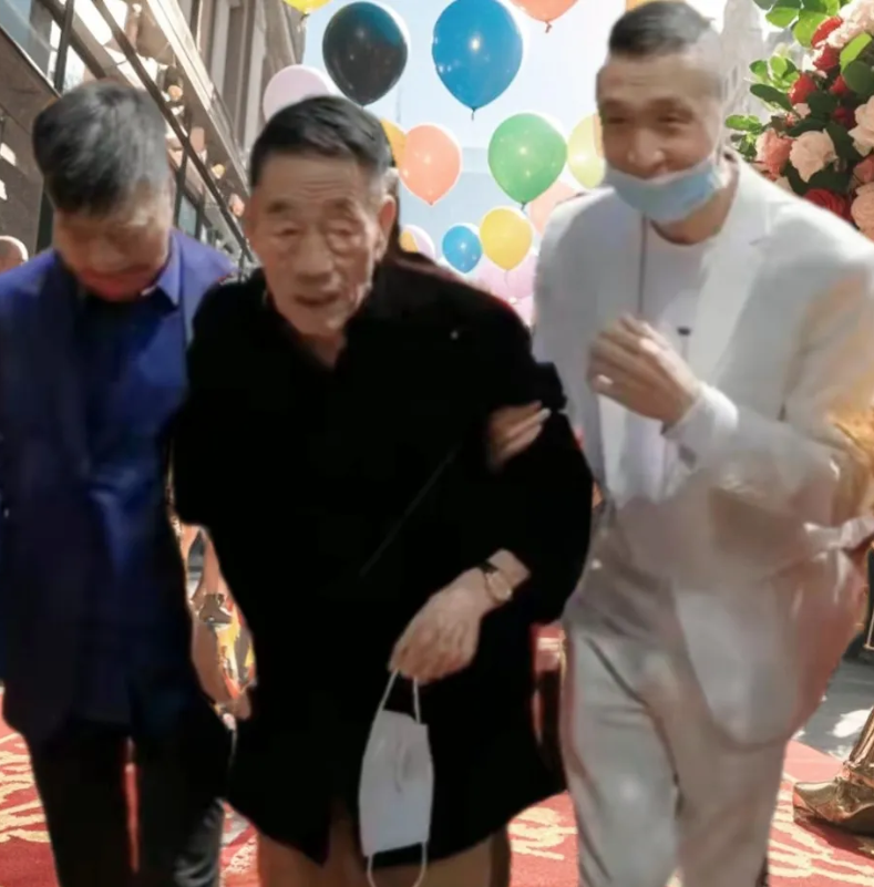 都走不动了，还让人架着出来给子孙赚钱，单从这方面讲，相声泰斗杨少华就是个伟大的祖