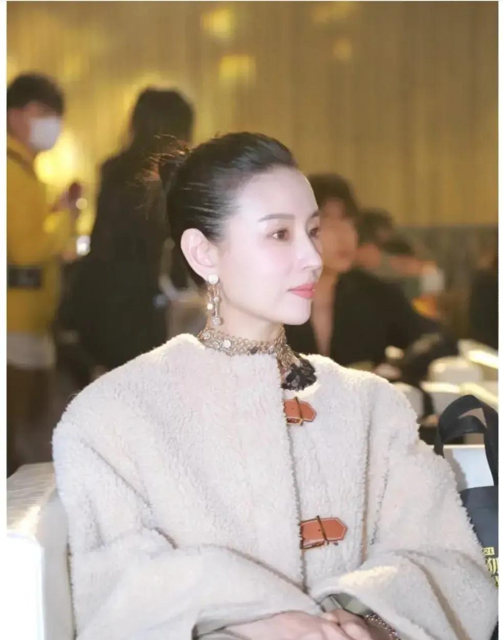 董洁，五官精致得让人惊艳！
曾经的她，凭借清新脱俗的气质和灵动的演技，在荧幕上大