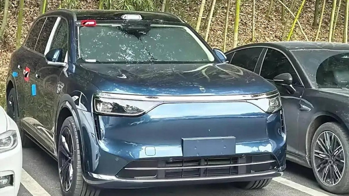 全新问界M8实车曝光，全系双电机+三联屏，轴距超3米1，能火？