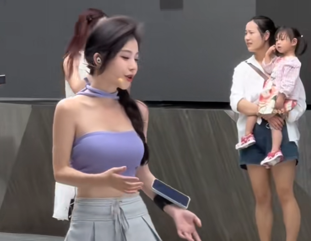 冯提莫身材变得“有料”，网友晒出早期照片对比，小身板能支撑吗