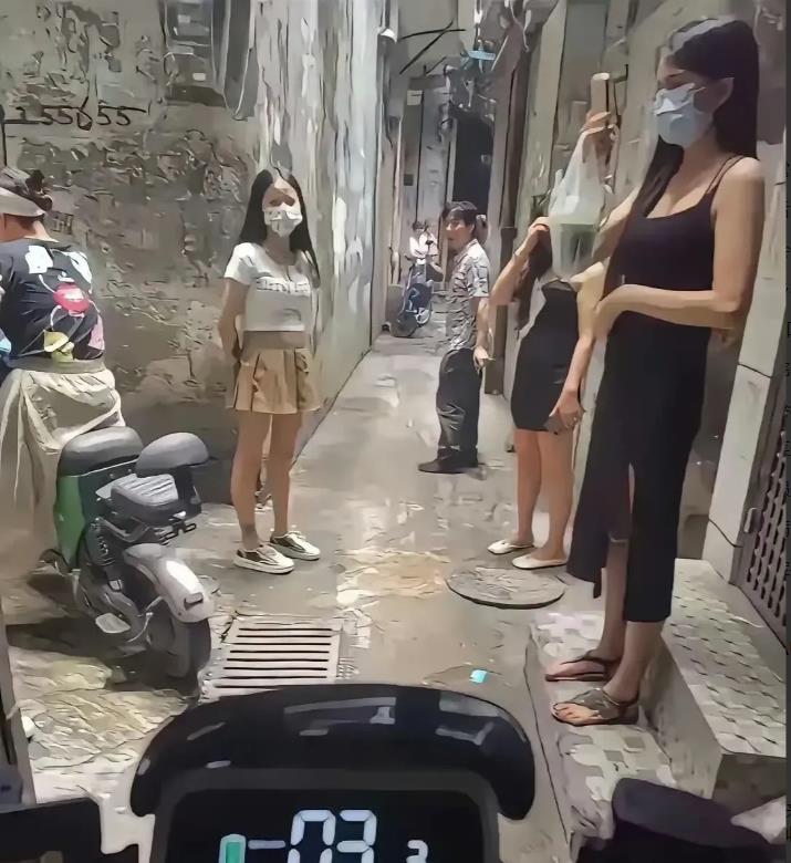 这街道已经这么老旧了，为什么不拆除重新翻新呢？