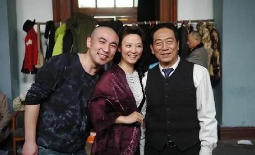 77岁为了娇妻幼子工作，堪称老艺术家