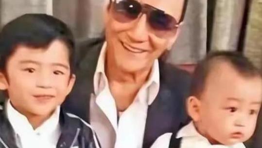 张柏芝携儿子亮相新加坡，与粉丝合影主动掌镜，儿子比谢霆锋还帅