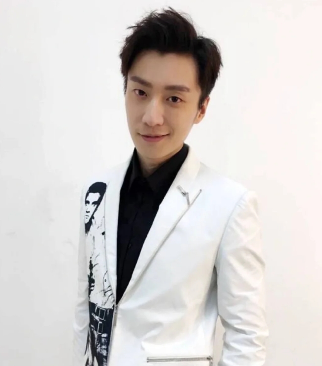 白客与赵天爱恋情曝光，低调演员的爱情故事
