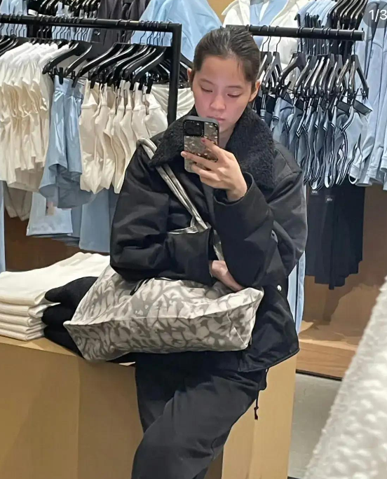 欧阳娜娜独自逛街被网友偶遇了，不施粉黛的娜娜看起来皮肤有点黑，头发也是随意打理，