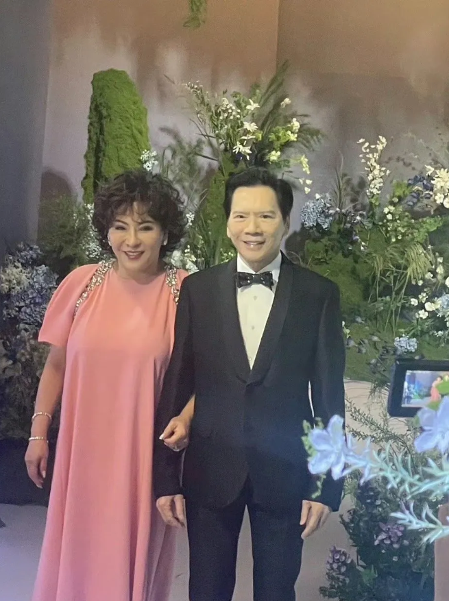 向太向华强现身萧敬腾林有慧婚礼，网友调侃今年万圣节变装又有新素材了。

向太向华