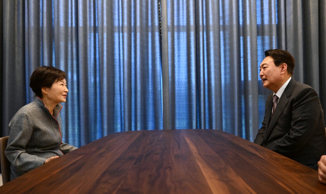 尹锡悦极尽巴结朴槿惠的背后，绝非为了稳固总统宝座这般简单！