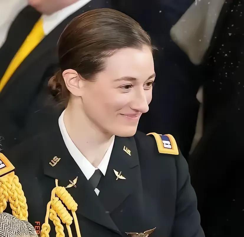 里根机场撞机黑鹰直升机，坐的竟是刚拿“总统自由勋章”的女飞行员丽贝卡·洛巴赫，她
