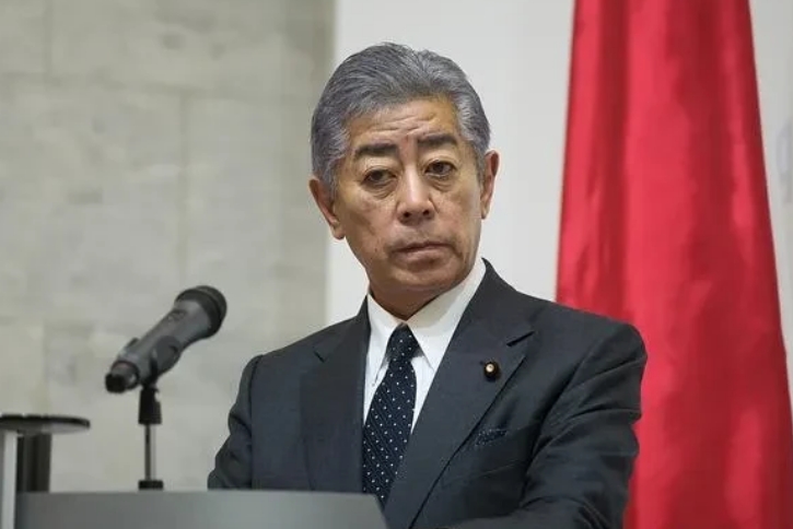 1981年，石破茂的父亲石破二郎病逝。在葬礼上，日本前首相田中角荣对石破茂说：“