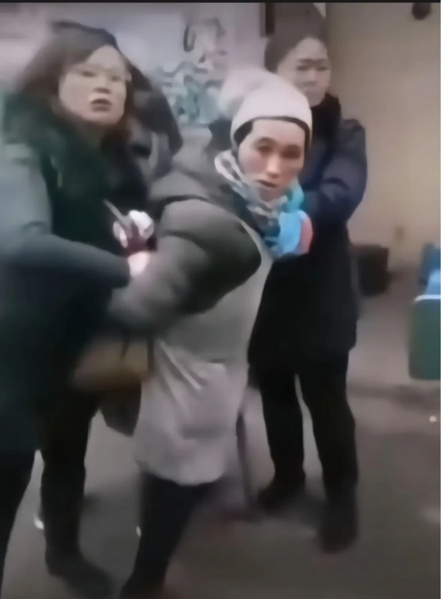 残疾女摊主炸土豆谋生，城管一脚踢掉拐杖。

贵州威宁一条偏僻小巷，残疾女摊主靠炸