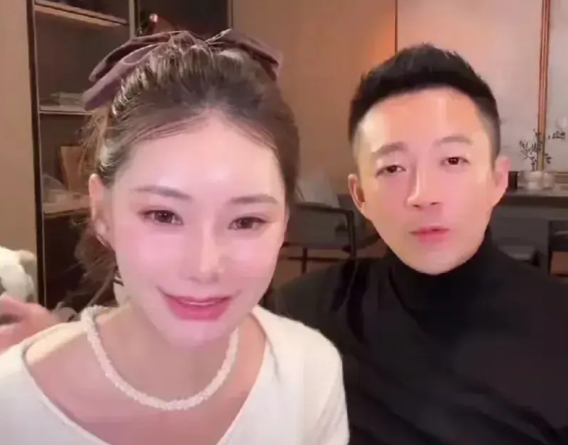 小梅有自己的公司每次回弯弯都会到公司，小杨阿姨说，她妈妈也很忙，有自己的茶庄，小