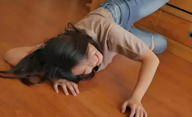 天津，女子晚上一人看店，男友醉醺醺的来了，女子骂了他两句，男友推了她一下，女子摔