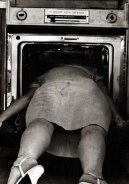 这种死法太惨烈。1963年2月，31岁的诗人西尔维亚·普拉斯在精心打扮，穿着华服