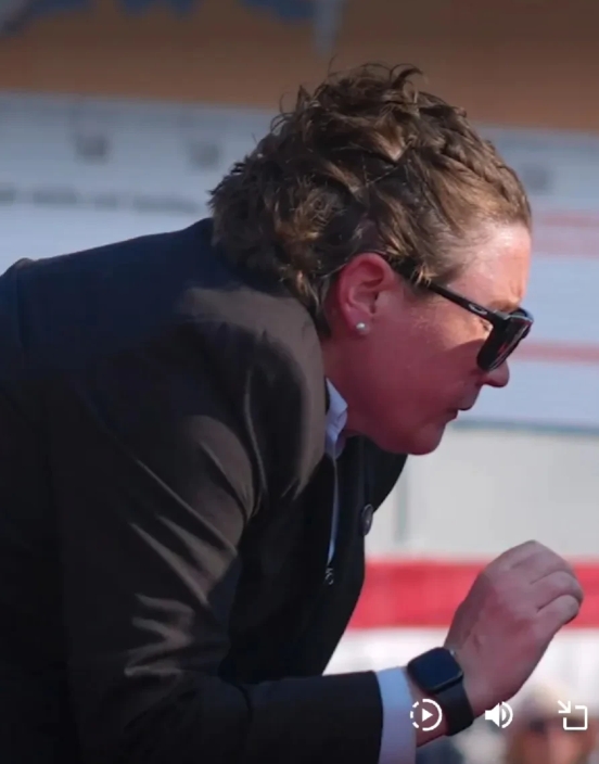 特朗普遭枪击瞬间，特勤局女特工不是想着去保护特朗普，而是吓得缩成一团，这招致广泛