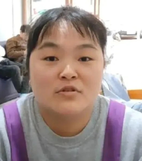 晓华火了，不是因为她剪得多好，而是因为她说话实在，心地善良。她说自己就是个普通的