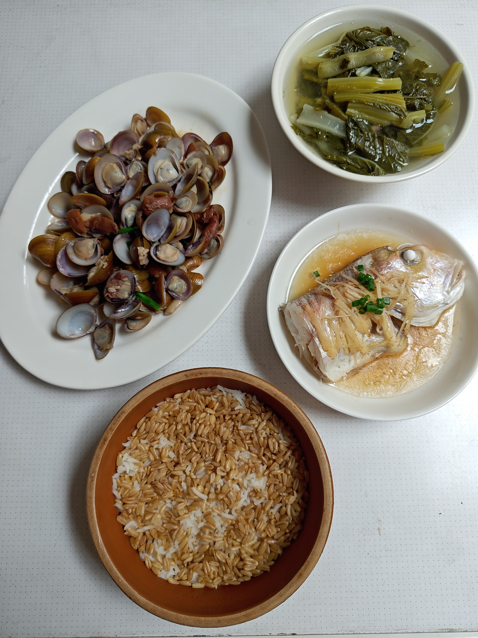 午餐，姜丝蒸咸鲜金马头鱼，黄皮酱炒沙蚬，杂菜煲（芥菜小白菜豆角）。

金马头鱼（