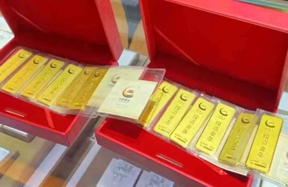 十年前，我脑子一热，买了10根金条，每根100克。当时金价每克268元，一下就花