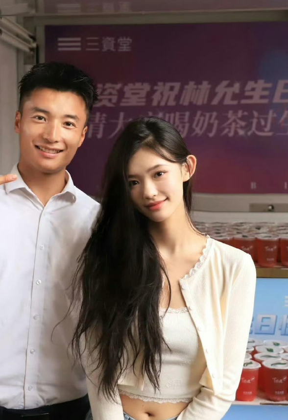 被这张合照里的林允美到。

在流传的一张合照中，林允宛如一颗璀璨的明星，以其自然