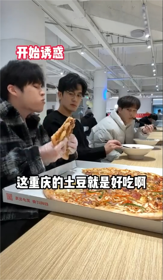 白衣服的大学生：没有一丝杂念，全是干饭的欲望