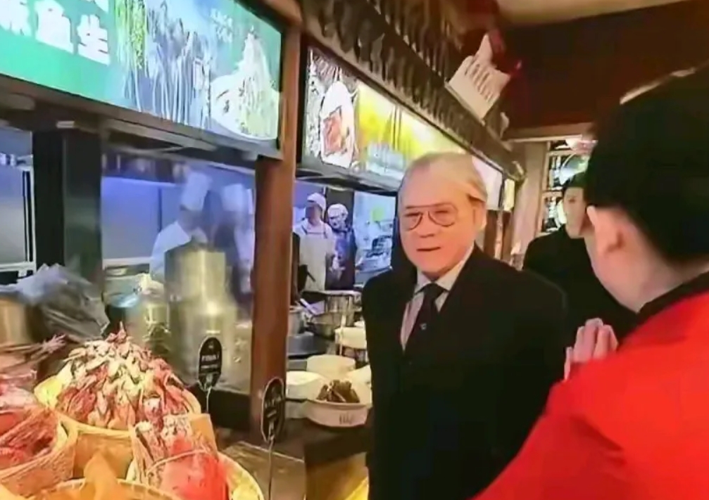 霍启刚一家到哈尔滨看亚冬会

原来这才是真正的豪门

霍震霆竟然带着一家人吃
