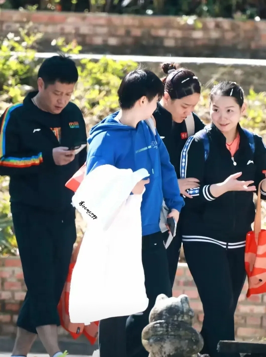 何卓佳面对孙颖莎，似乎不会打球了。但毫不夸张地说，能够如此轻轻松松3：0战胜张本