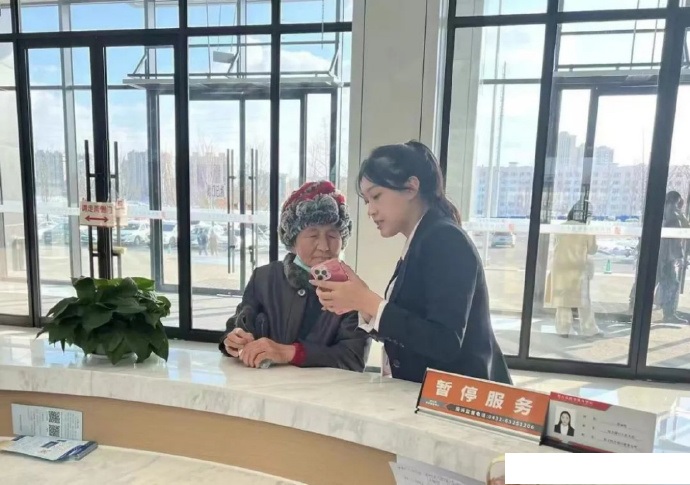 朋友来电话说，你不是对当下的生活比较满意的吗？怎么又在发牢骚，批评合村并居呢？
