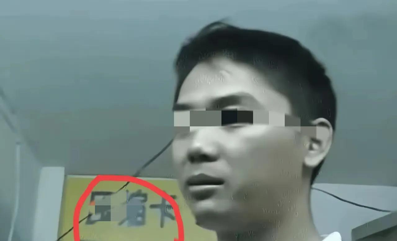 1998年，24岁的刘强东在中关村摆摊，我发现了4个细节：
1.第一个：当时刘强
