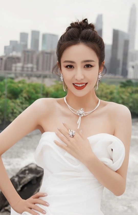 佟丽娅气质优雅飘逸
