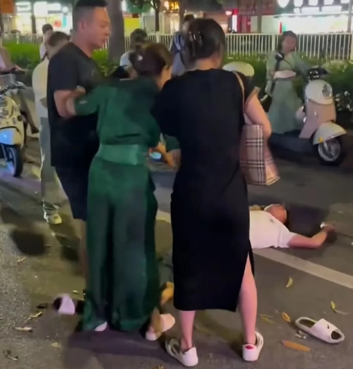 广西南宁，男子买了18斤榴莲，付了300元钱，可最后发现榴莲只有8斤，足足少了1