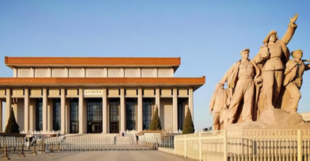 1976年，为了让人民永远看到毛主席，中央打算建立毛主席纪念堂。可地址定下来后，