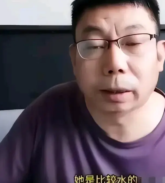   贺晓龙本身对国乒乓球是外行，可以讲贺晓龙对乒乓球比赛技战术，临场发挥应变能