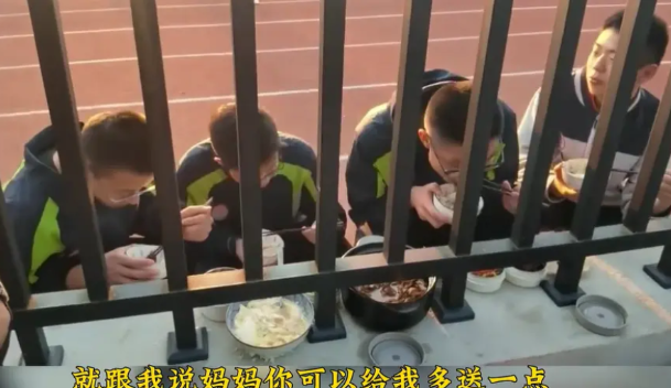 江苏宿迁，一位母亲给读高三的儿子送饭，儿子吃得又香又满足。谁料，一天，他突然说：
