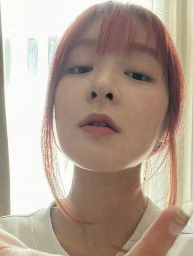 徐娇真的好会，拎领带、摊手勾引，直勾勾地引导你，她是那种私下肯定很野的那一类型