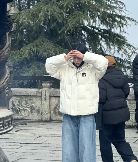王楚然才25岁就去烧香祈福，看来最近压力也不小