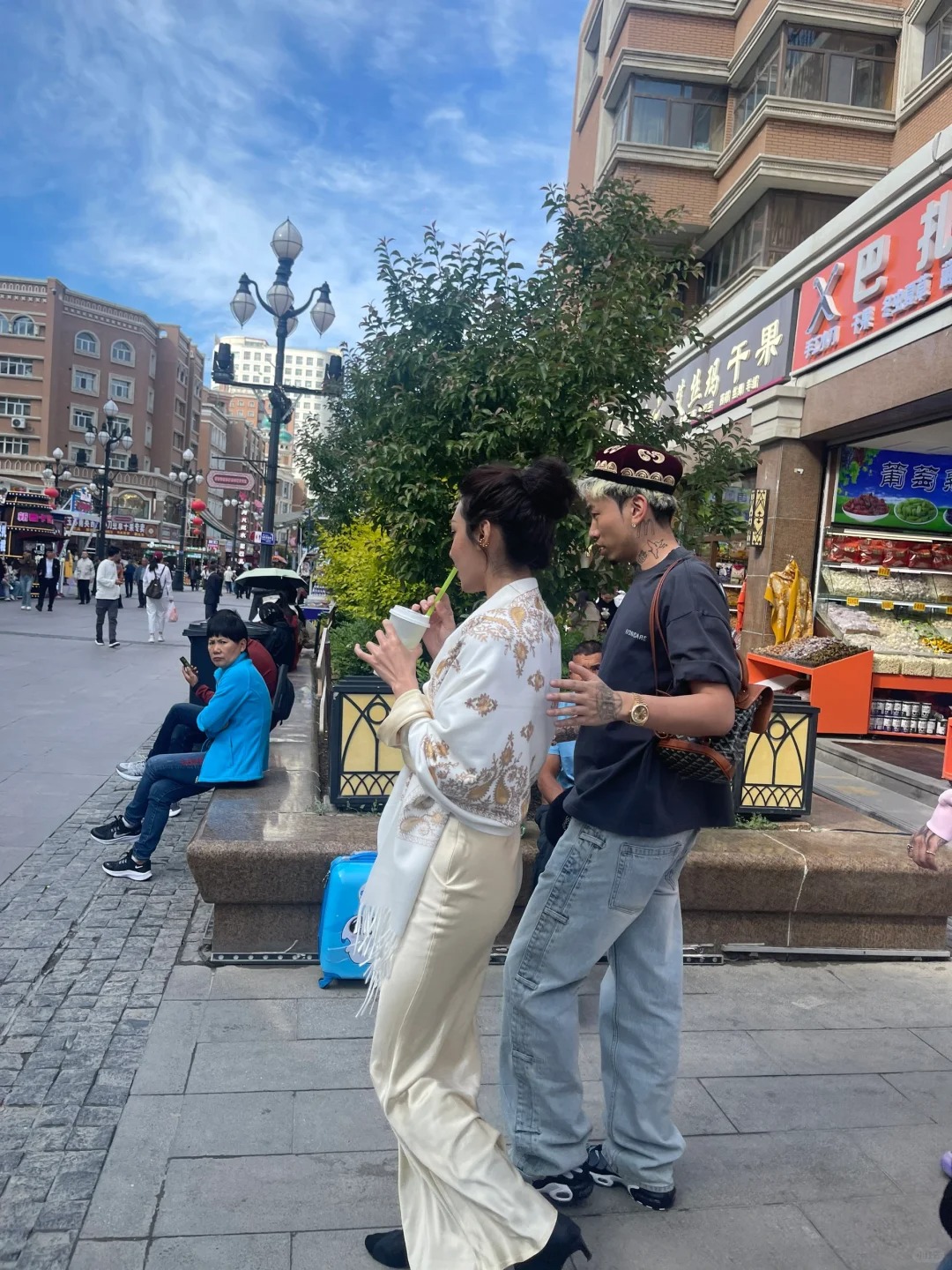 在大巴扎遇到马思唯
在大巴扎逛着逛着突然对面马思唯和小米迎面而来，这是什么神仙运
