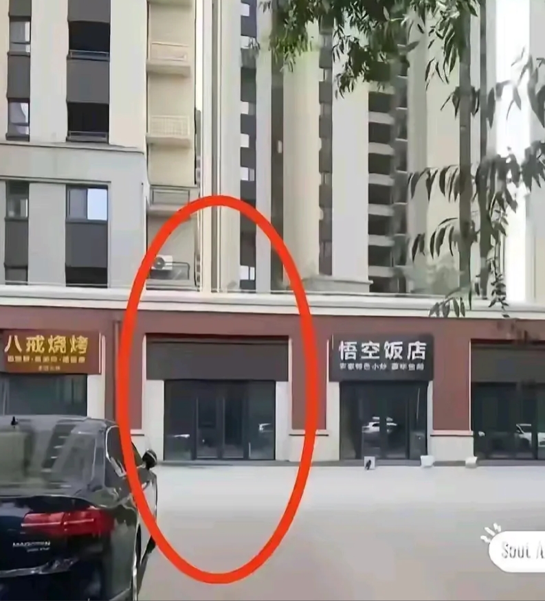 各位，中间这个位置
取什么名字压住左右