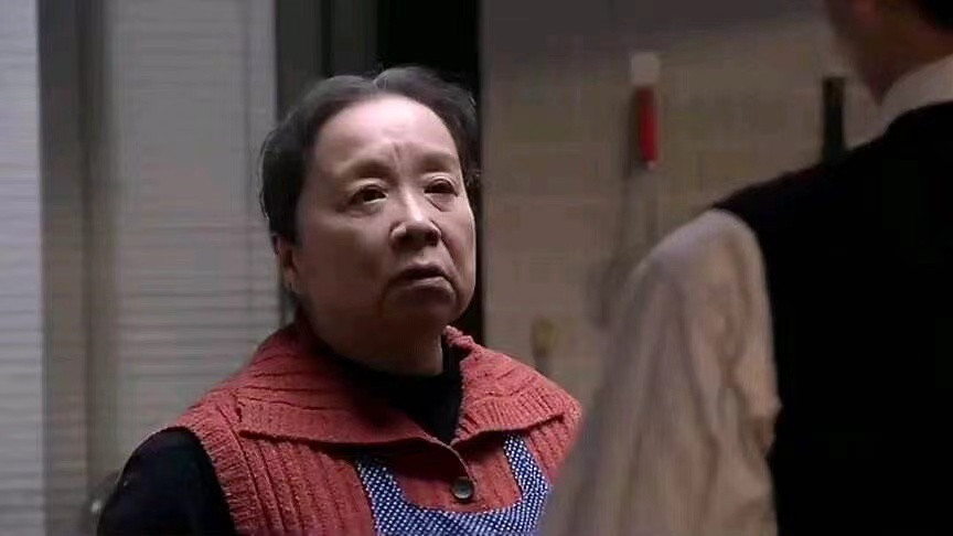 还差一天国庆，69岁的我被儿子送回老家，女儿打来电话问候，她一句话我当场怒骂：都来占我便宜？