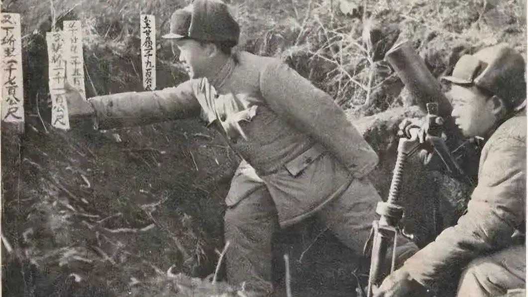 1952年，上甘岭战场上，一位战士正向敌人发射炮弹。谁知，眼看黑压压的美军冲向阵