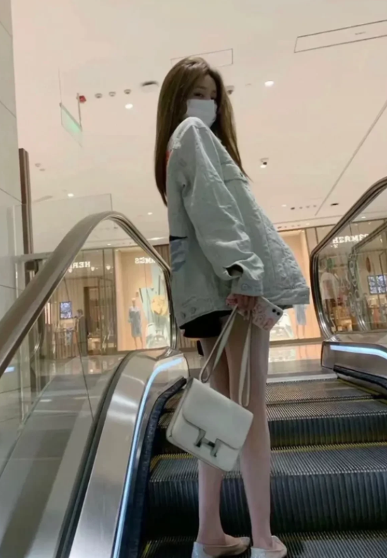 男女在一起的十个重要阶段！
第一阶段：孤身一人过着
第二阶段：在某个时间段相互认