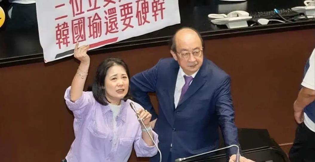 台立法院新会期最怂一届民进党团名单曝光！

总召：柯建铭
干事长：吴思瑶
书记长