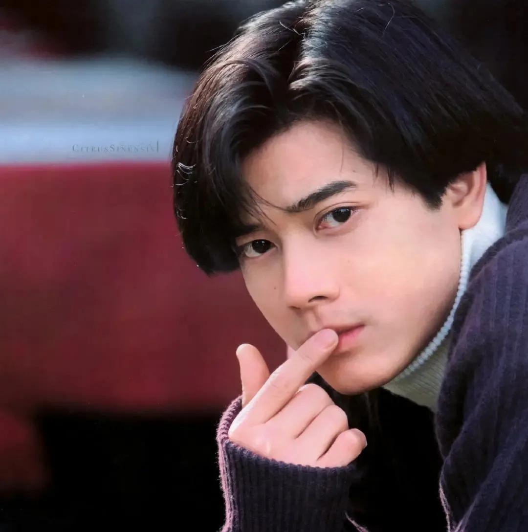 1999年，，郭富城去澳洲开演唱会，一个伴舞的澳籍女演员偷偷塞给他一张酒店房卡，