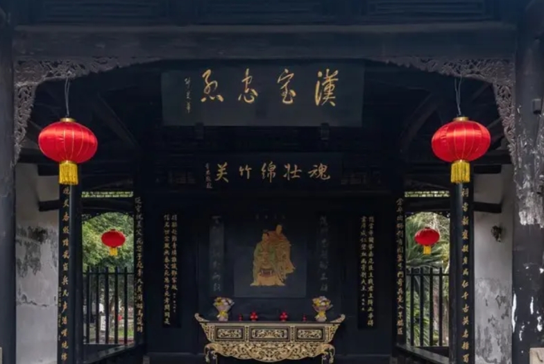 武侯祠诸葛瞻庙前，跪着三座石像，竟是“蜀汉三叛”！263年司马昭发动魏灭蜀之战，