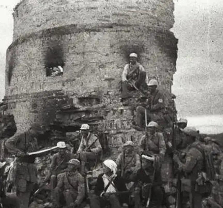 1938年，1八路军扮成菜农，给日军送菜。谁知，当他进入伙房，1人的出现使他惊出